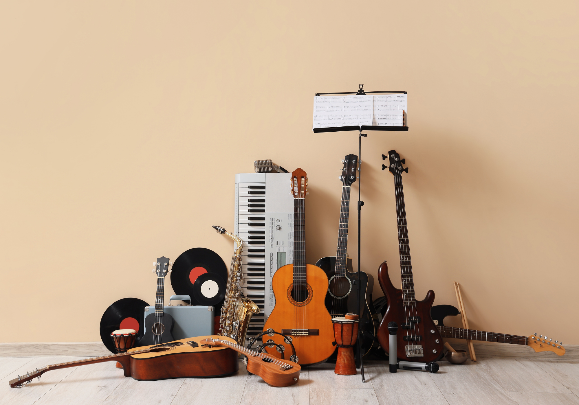 Vários instrumentos musicais diferentes encostado na parede