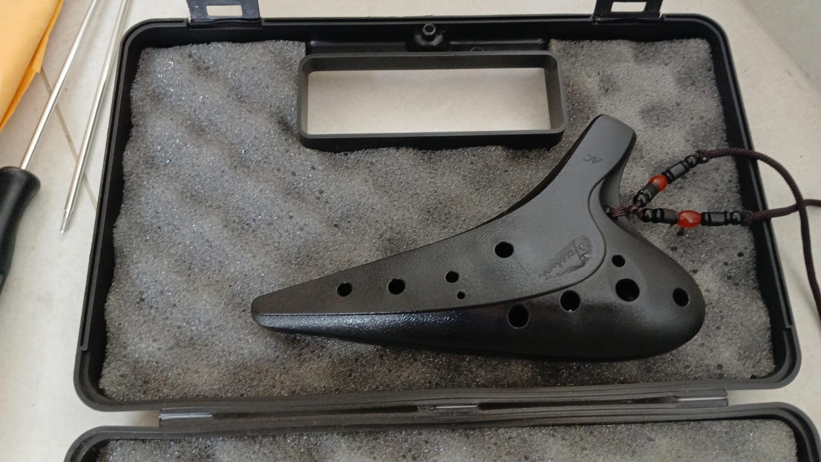 Maleta de armas contendo uma ocarina