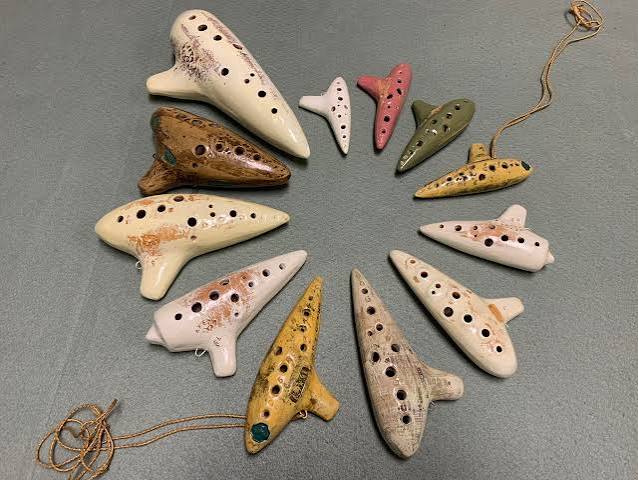 Ocarinas Aketa enfileiradas