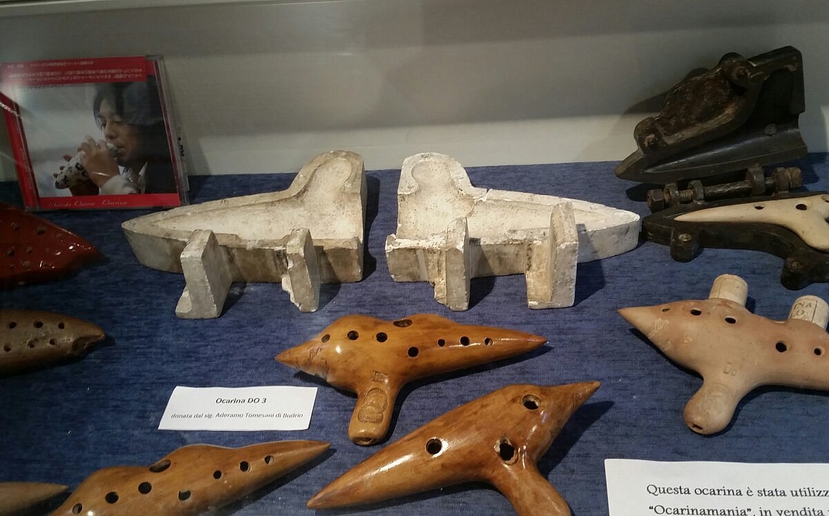 Ocarinas de cerâmica históricas enfileiradas